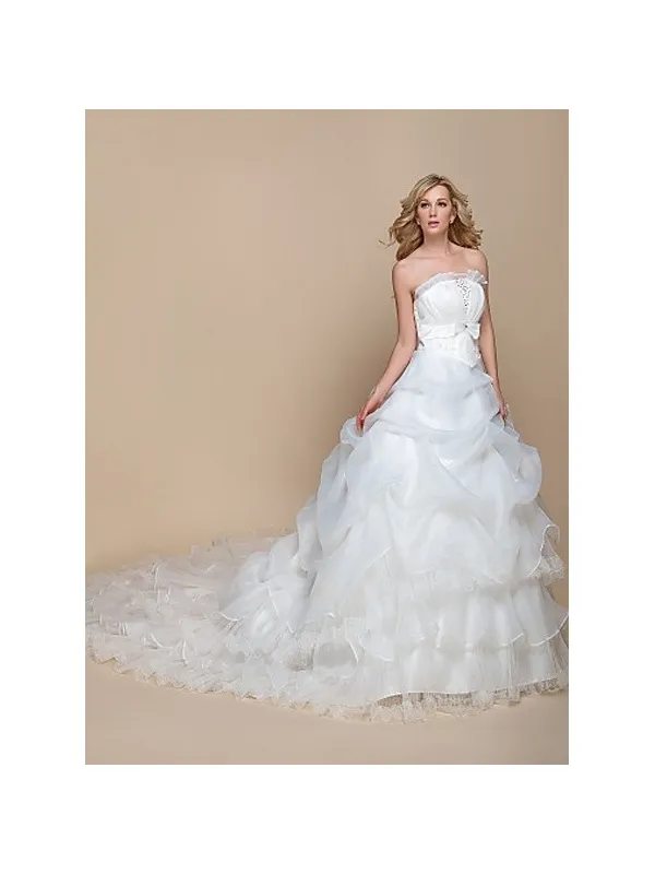 Abito da sposa con gonna a meringa vaporosa stile barbie