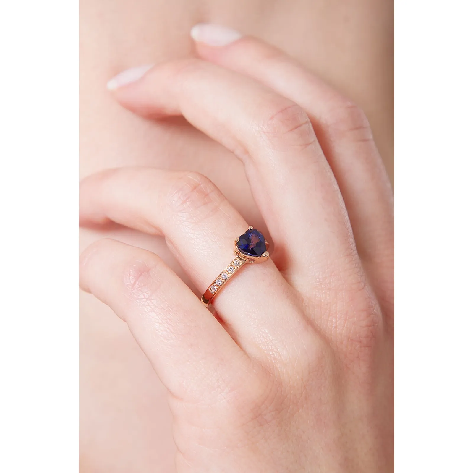 Anello in oro rosa 18k con Zaffiro blu a cuore e diamanti