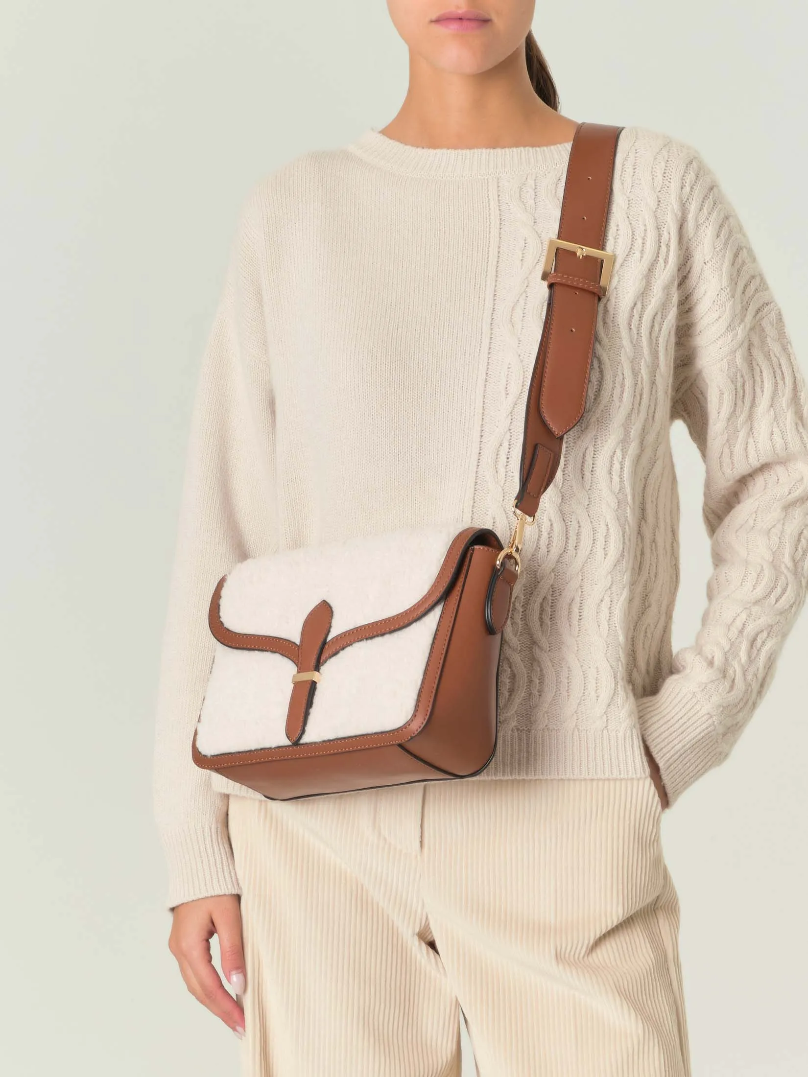Borsa color cuoio in similpelle liscia con davantino in shearling bianco