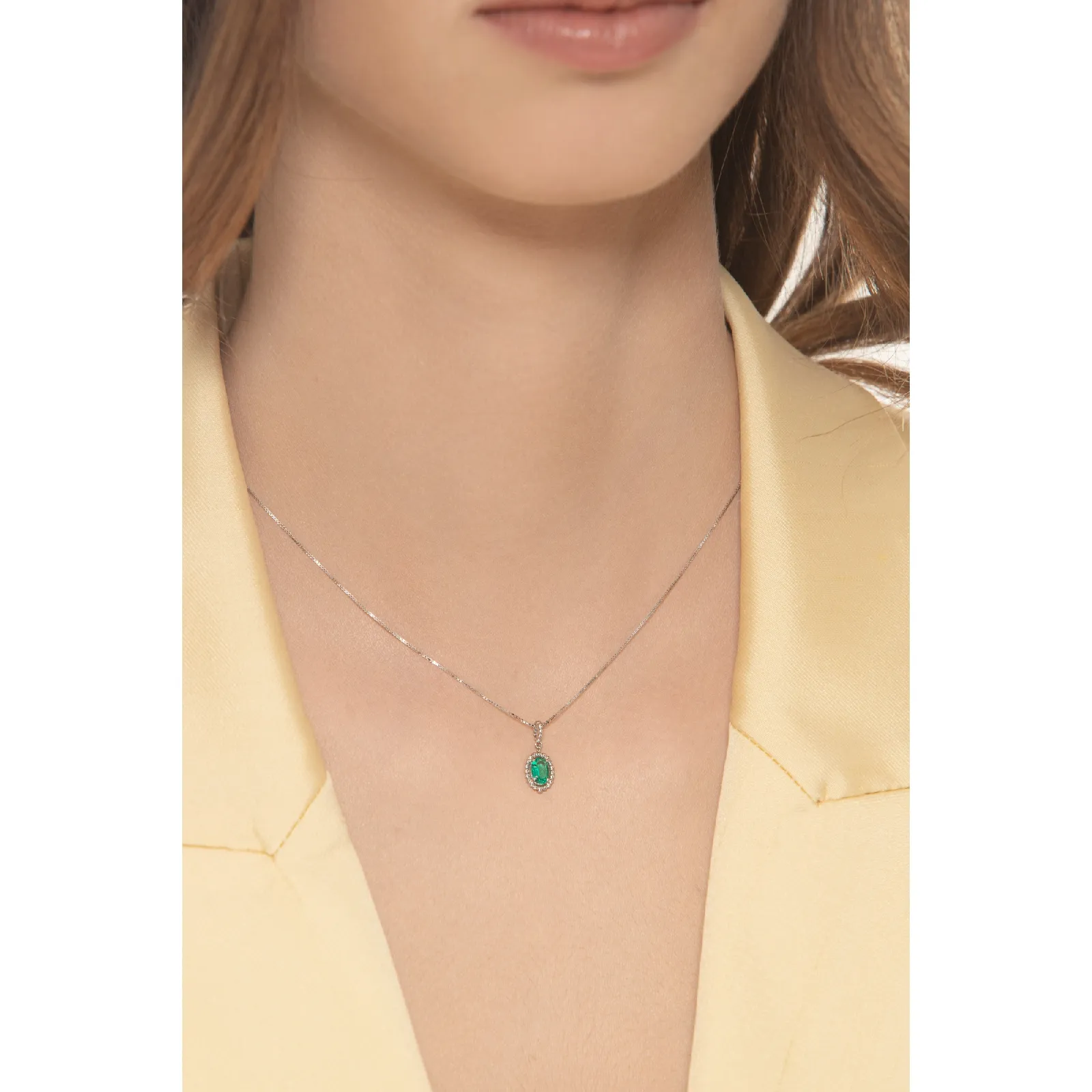 Collana in oro bianco 18k e ciondolo ovale con smeraldo ovale