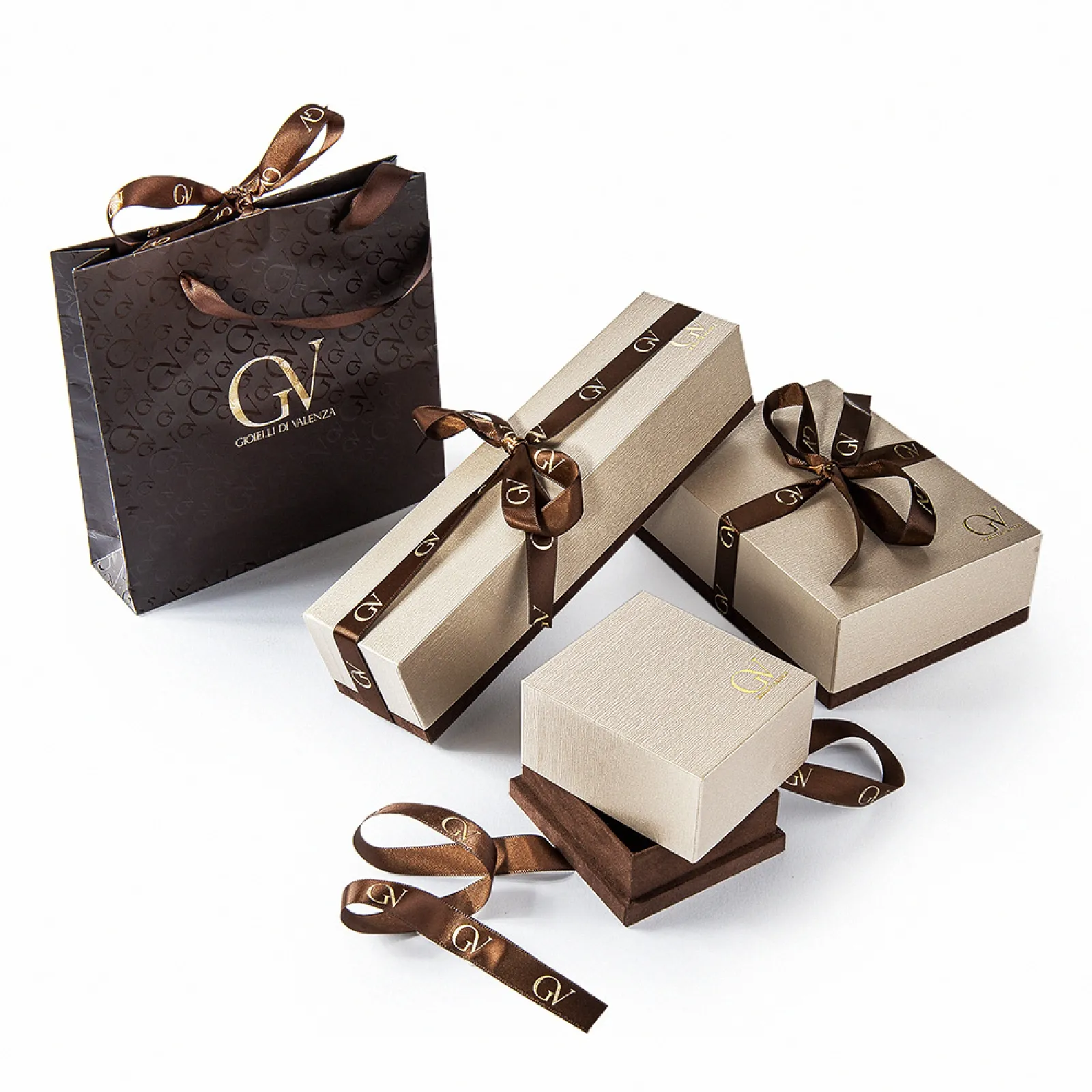 Collana in oro bianco 18k e ciondolo ovale con smeraldo ovale